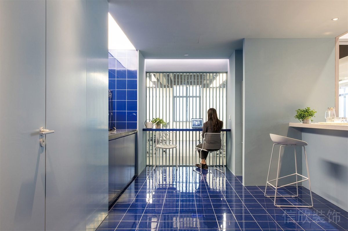 復(fù)古藍(lán)色調(diào)地磚設(shè)計藍(lán)色調(diào)墻壁門板設(shè)計辦公室休息區(qū)效果圖