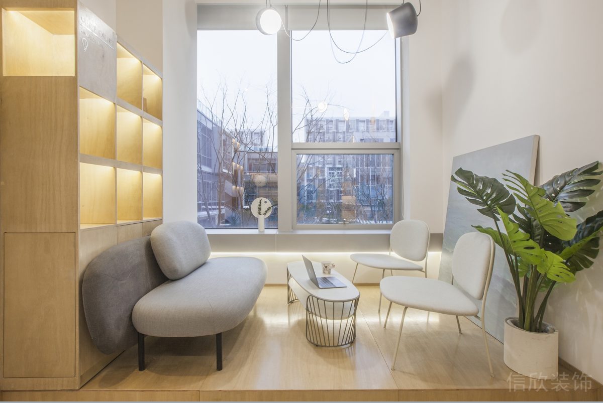 公共開放式區(qū)域裝修設計木質(zhì)效果布藝沙發(fā)自然日式風設計工作室