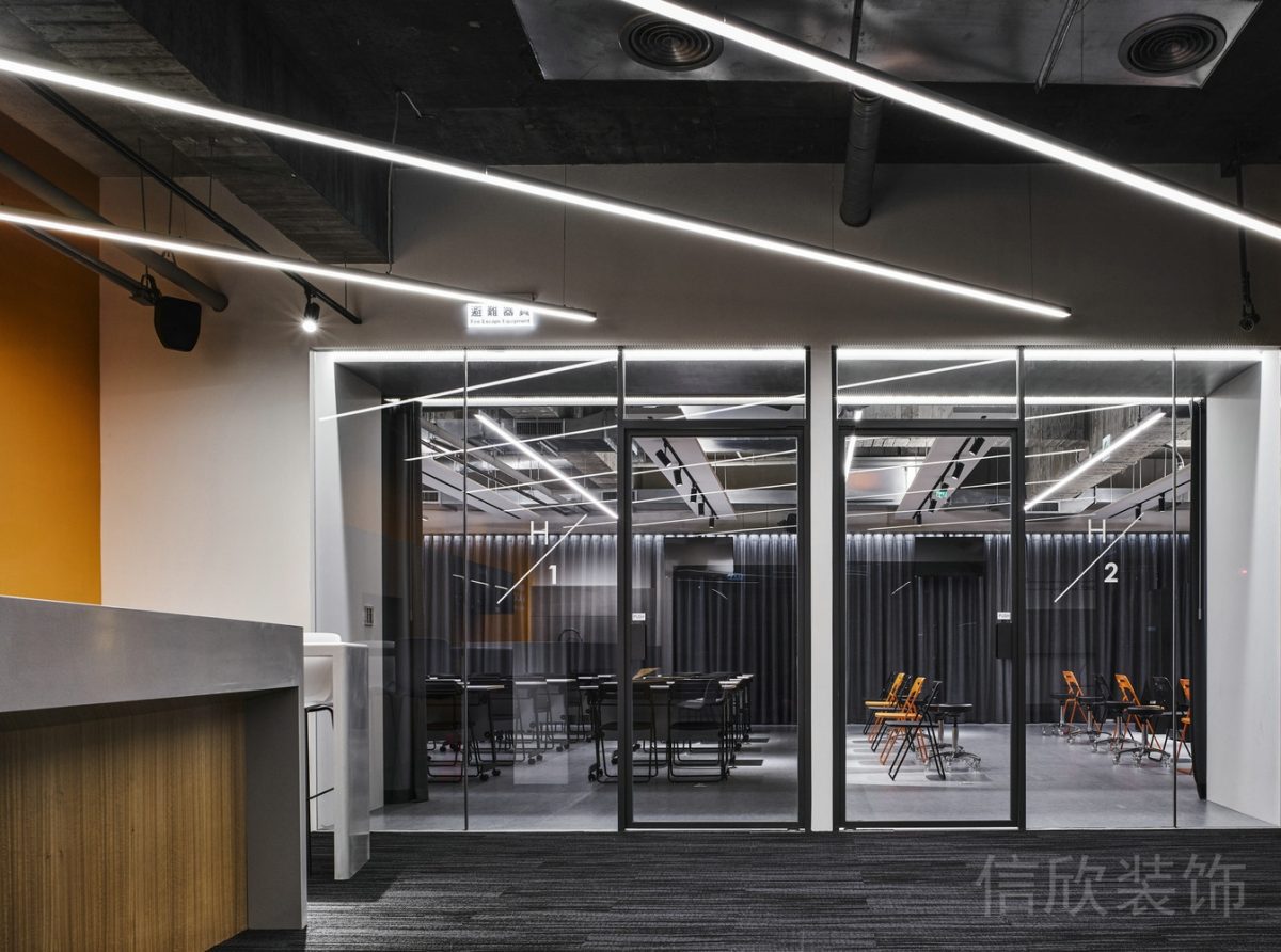 高透玻璃門(mén)板裝修灰色地毯設(shè)計(jì)辦公室設(shè)計(jì)效果圖