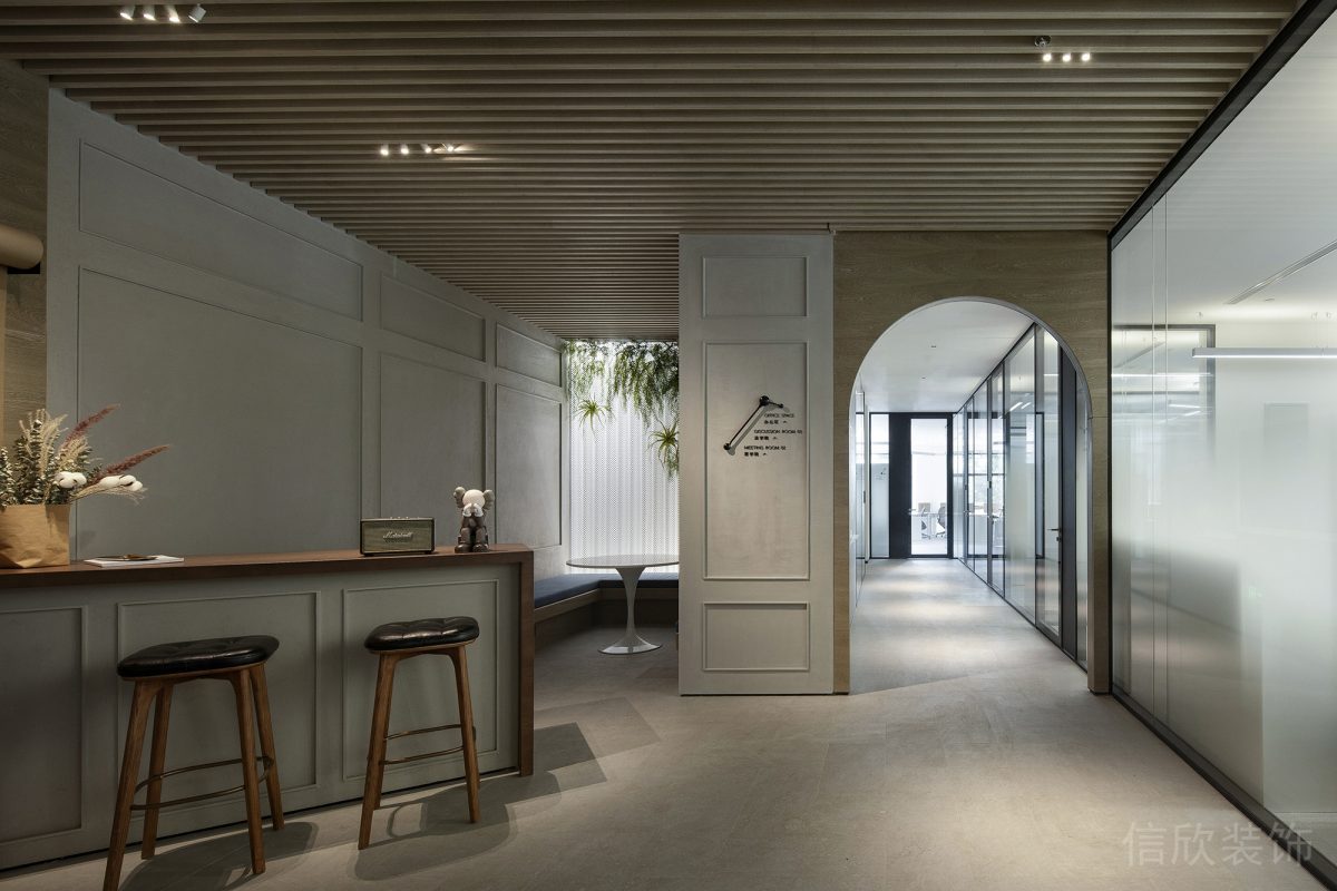 拱形門框鏤空木質天花設計辦公室水吧臺打印區