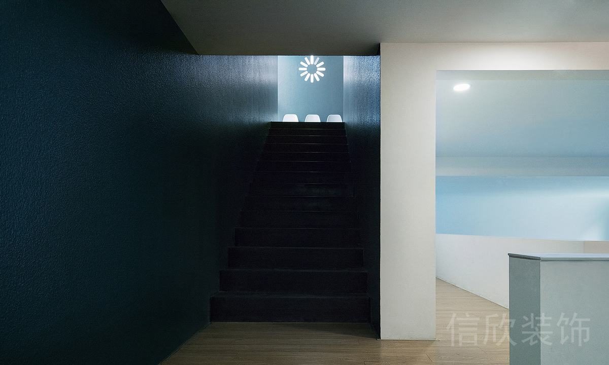 黑白色調過道墻體隔斷現代極簡風工作室裝修木飾面地板