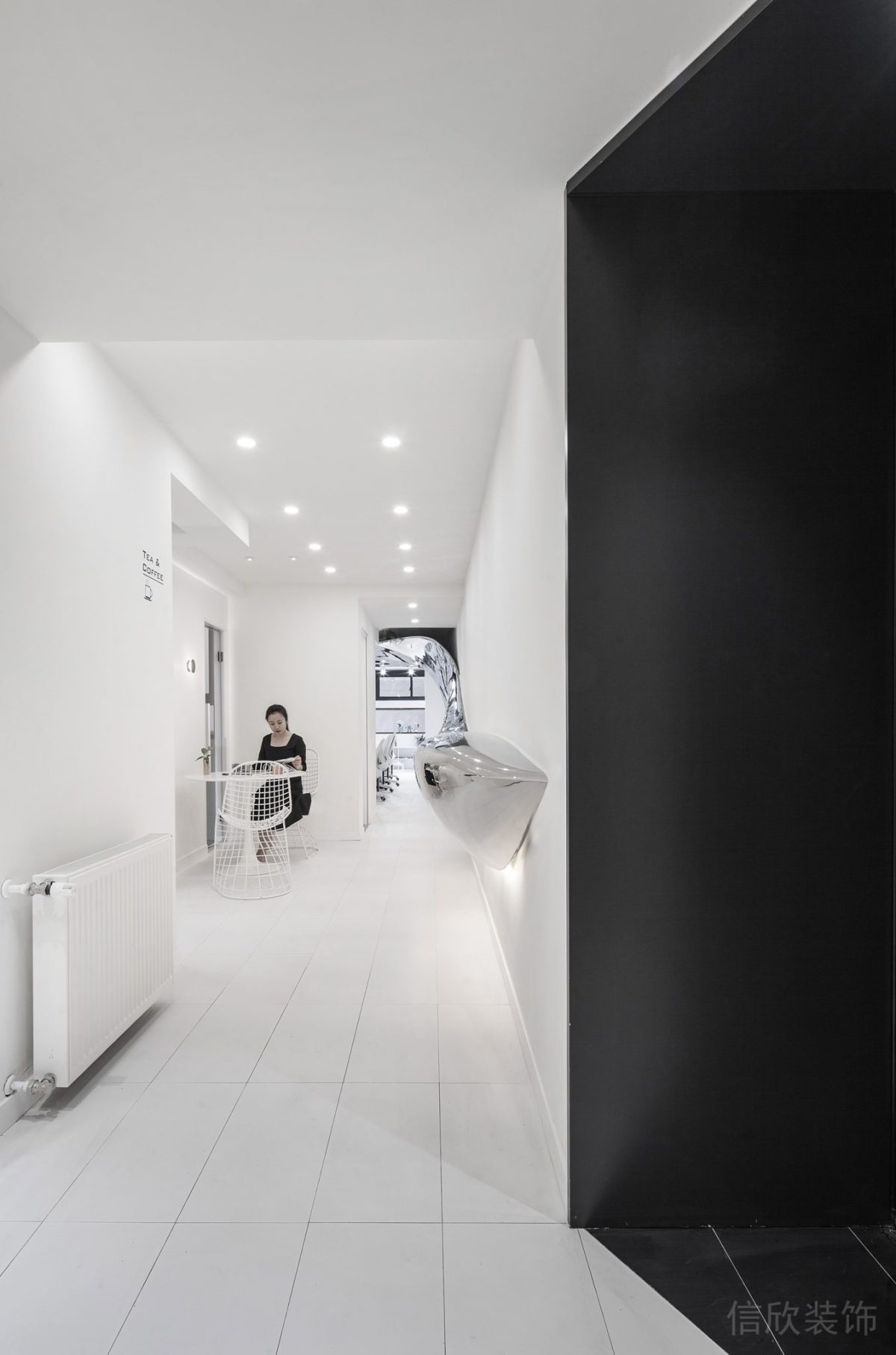 黑白色調(diào)交叉設(shè)計(jì)地磚壁掛式鋁合金藝術(shù)品扶手裝修辦公室茶水間設(shè)計(jì)效果圖