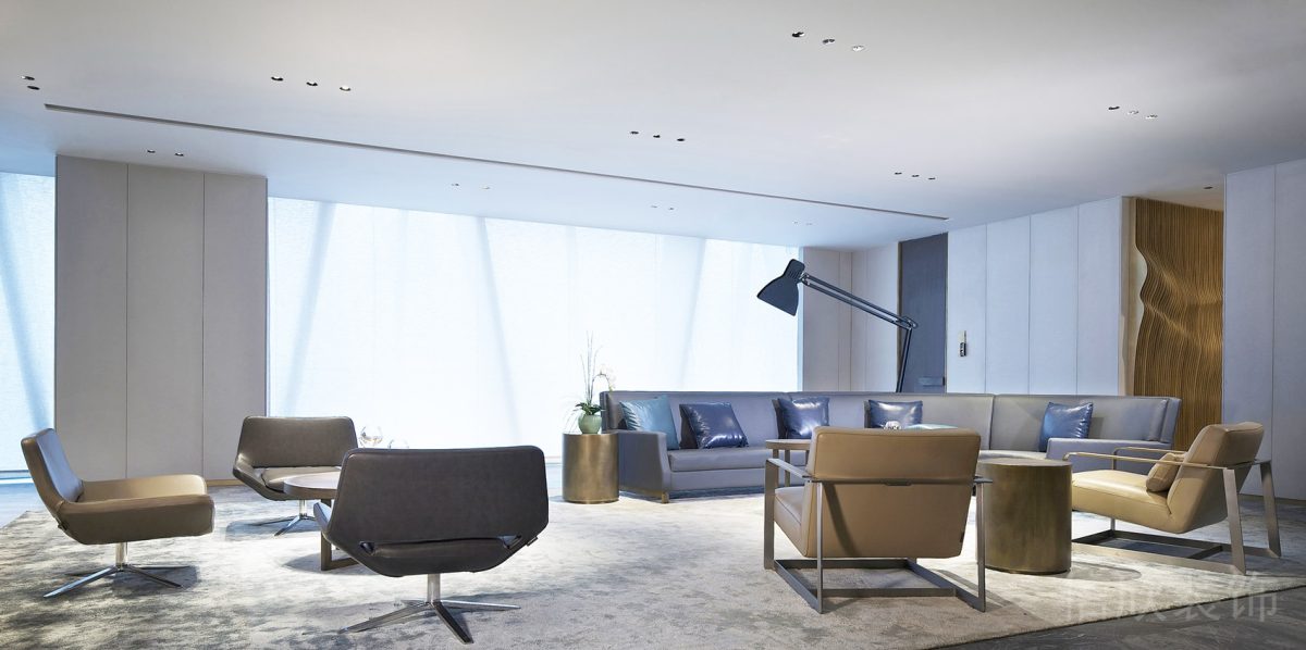 會客區(qū)沙發(fā)裝修設(shè)計環(huán)形談?wù)搮^(qū)平頂天花商務(wù)極簡風(fēng)辦公室效果