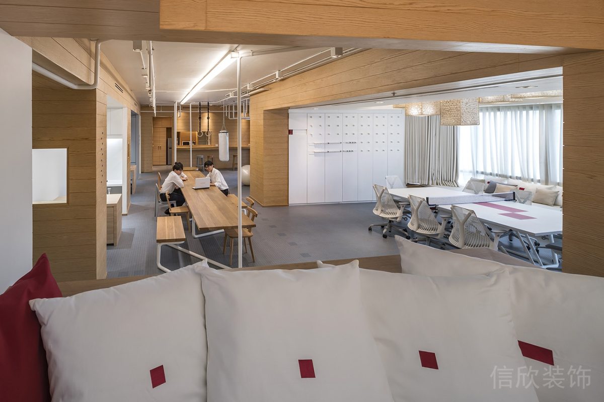 紅色布藝沙發(fā)康復(fù)休息區(qū)辦公室活動室效果玻璃隔斷