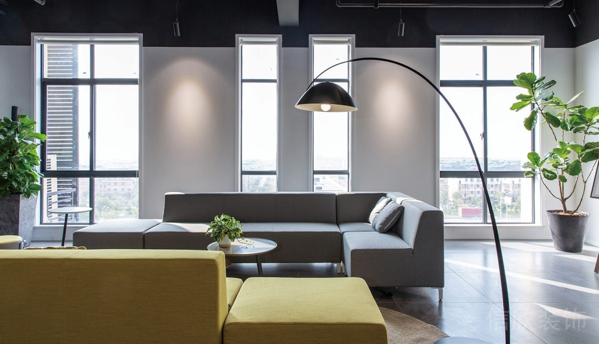 灰色紡織沙發(fā)設(shè)計黑色調(diào)工業(yè)風(fēng)天花板裝修辦公室休息區(qū)設(shè)計圖