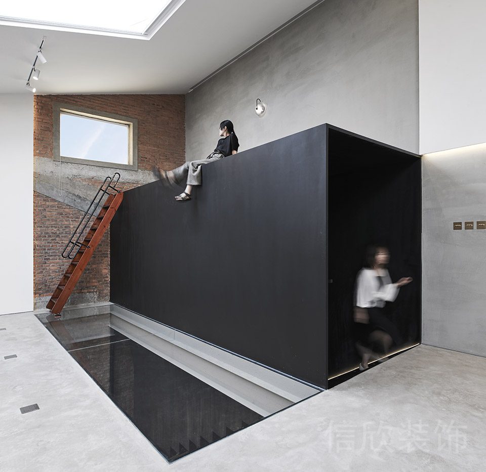 黑色過道獨立休息區(qū)員工開放式區(qū)域玻璃地板過道辦公室設(shè)計