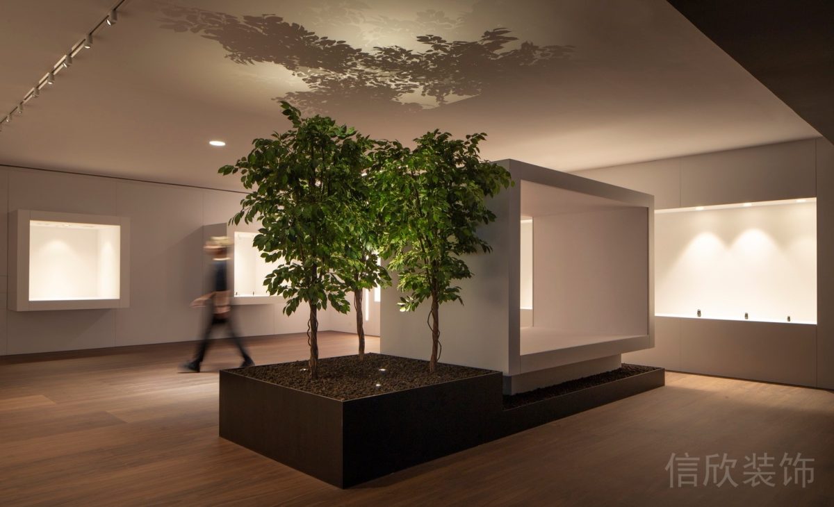 黑色綠植置物柜鏤空式白色置物柜暖色調(diào)射燈裝修辦公室休息區(qū)