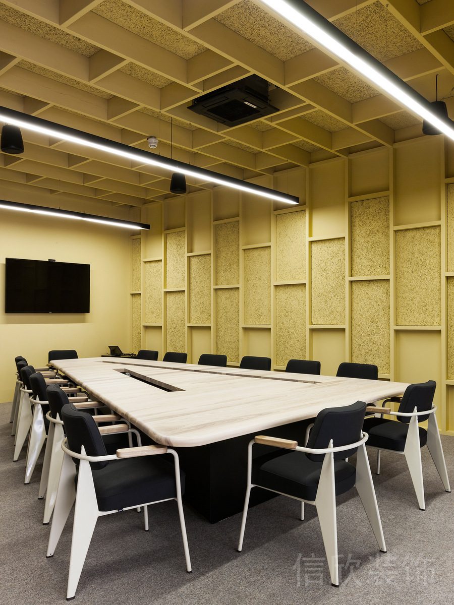 黃色墻面天花板裝修原木桌椅裝修設(shè)計(jì)辦公室會(huì)議室裝修設(shè)計(jì)