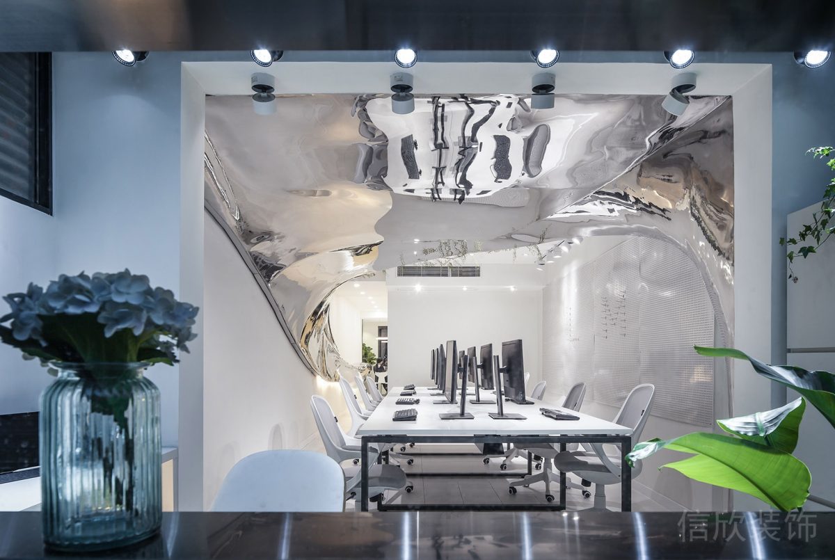 環(huán)形鏡面鋁合金天花板裝修白色極簡(jiǎn)風(fēng)桌椅設(shè)計(jì)辦公室設(shè)計(jì)圖