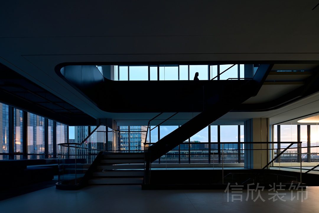 弧線圓角設(shè)計(jì)天花鏤空創(chuàng)意裝修辦公室過(guò)道鏤空設(shè)計(jì)圖