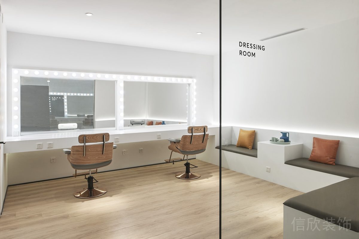 會議室裝修化妝間復古現(xiàn)代休息區(qū)半墻沙發(fā)木飾面工作室設計