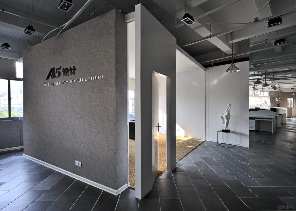 鏤空灰色墻體開放式工作區(qū)過道休息區(qū)灰色工業(yè)風裝修