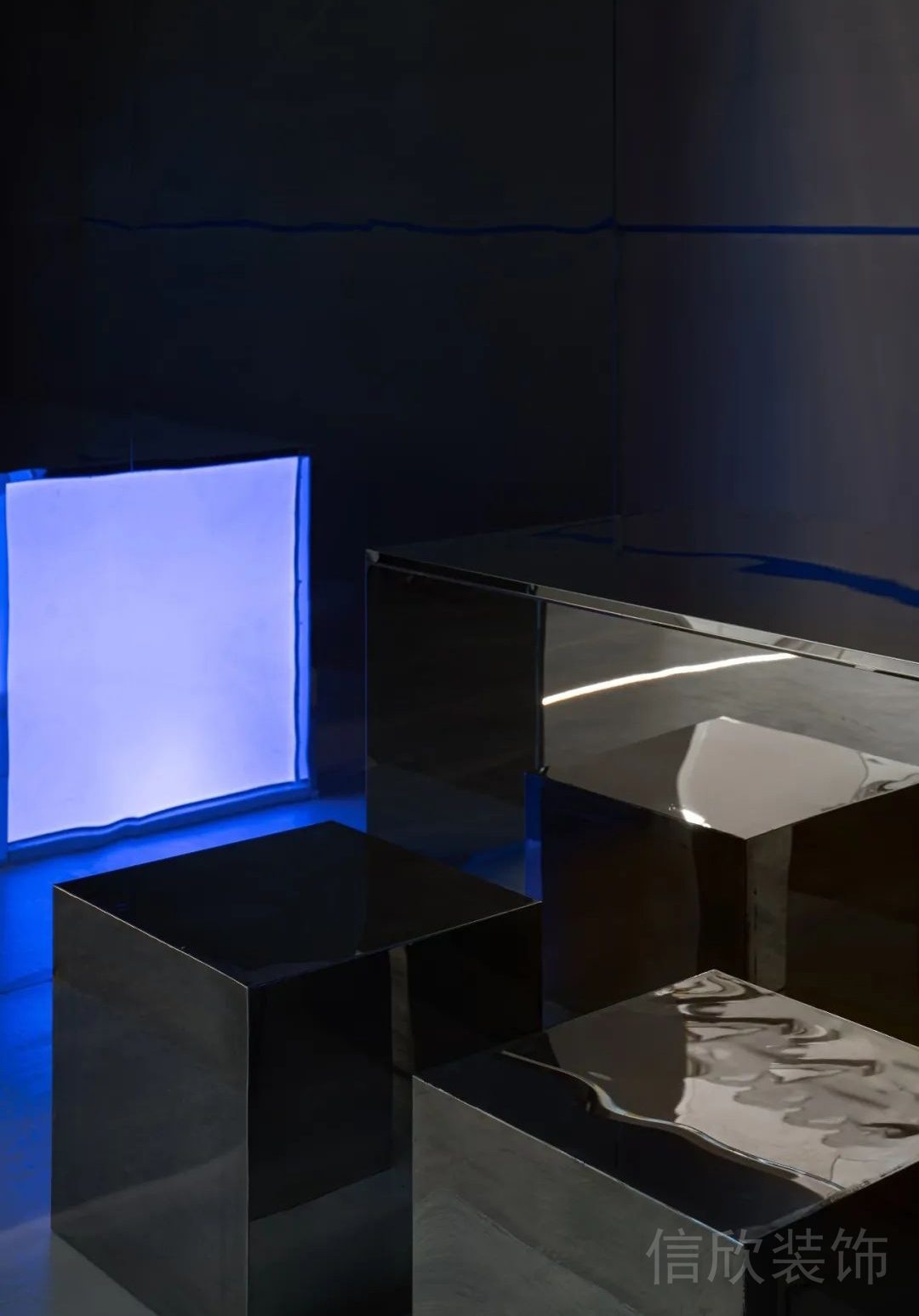 藍色霓虹燈裝修鋁合金桌椅設計健身房休息區