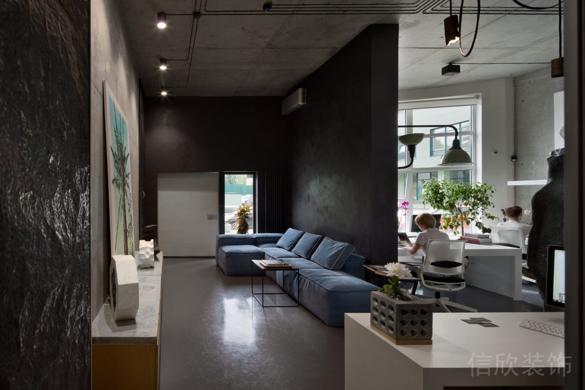 藍色沙發(fā)黑色墻體現(xiàn)代工業(yè)風(fēng)辦公室裝修