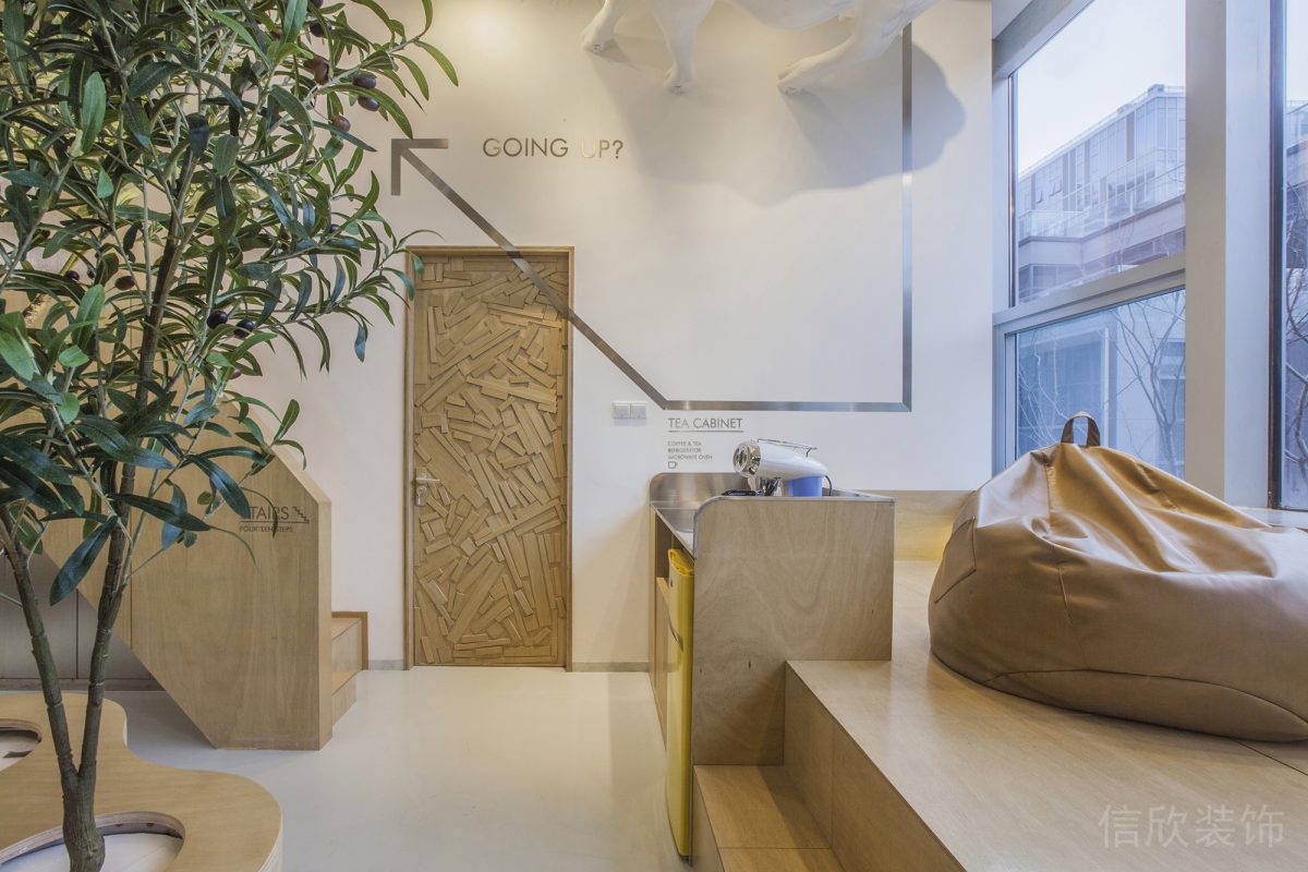 木質(zhì)裝修設計辦公室過道效果榻榻米座椅休息區(qū)設計