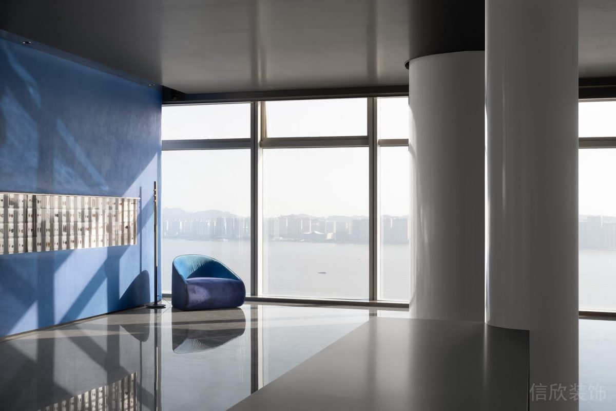 全落地式玻璃裝修藍(lán)色反絨皮懶人沙發(fā)設(shè)計辦公室休息區(qū)裝修