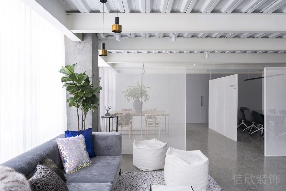 絨面沙發(fā)休息區(qū)裝修大廳休息區(qū)白色金屬洞洞板隔斷效果辦公室