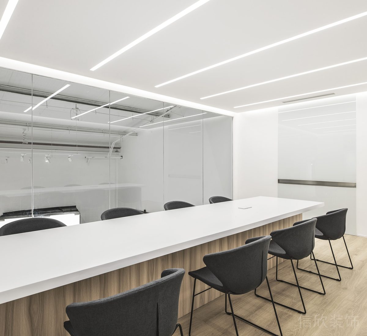 實(shí)木設(shè)計(jì)長(zhǎng)桌簡(jiǎn)約白色會(huì)議室裝修燈飾天花效果
