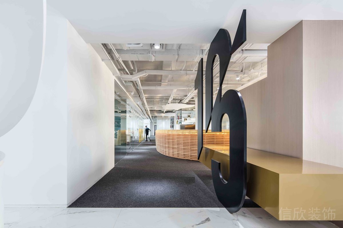 數(shù)字鏤空金屬黑色設(shè)計直線式辦公室過道竹編效果