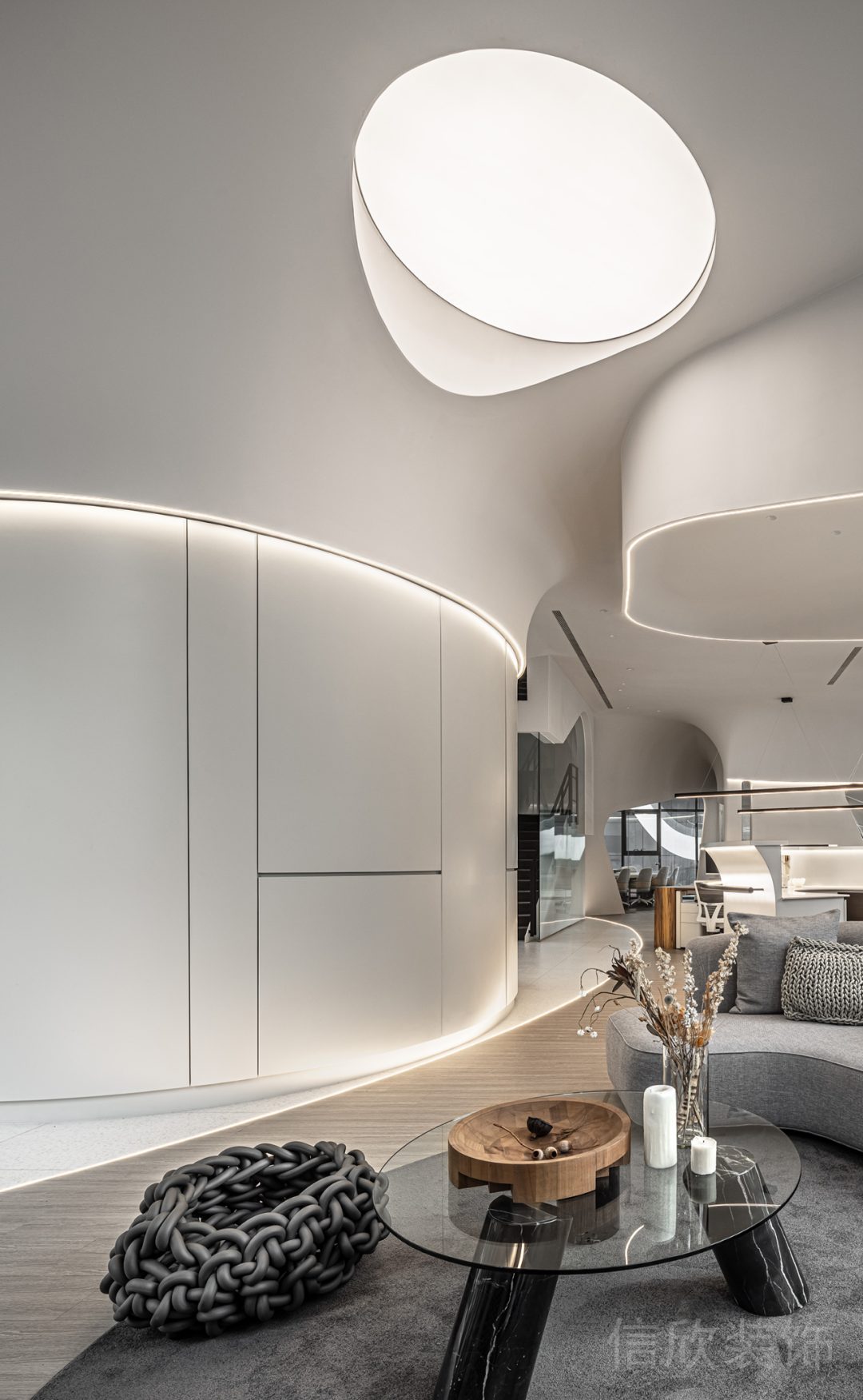 天花裝修燈飾圓形設(shè)計鏤空天井效果環(huán)形弧線墻體設(shè)計辦公室休息區(qū)