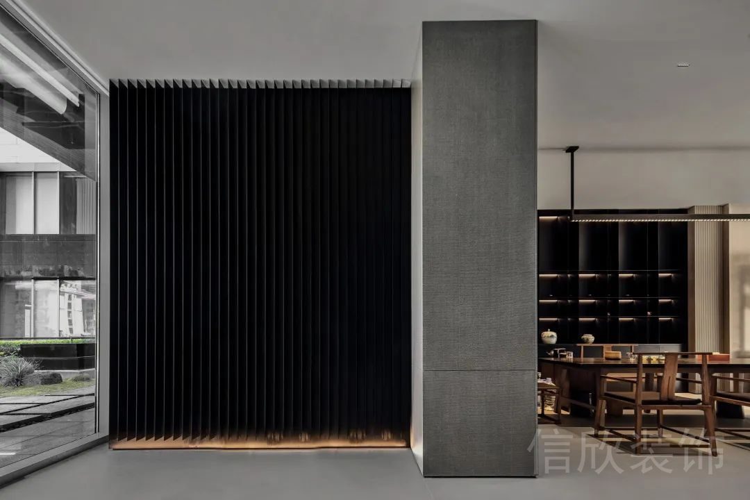 瓦楞板黑色墻體設(shè)計(jì)裝修墻柱效果辦公室裝修腳燈