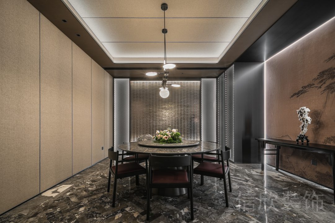 員工休息區(qū)域裝修設(shè)計(jì)圓桌裝修木質(zhì)燈飾效果壁畫(huà)
