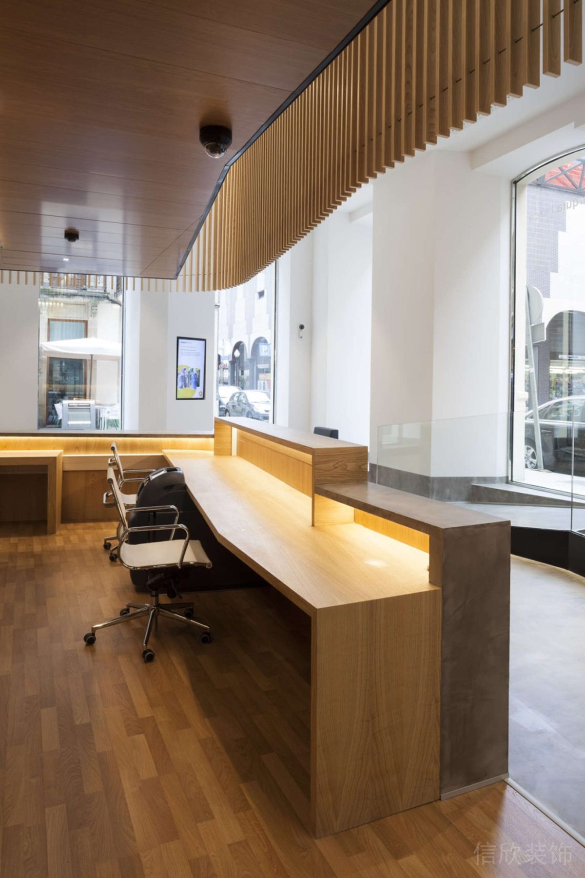原木定制桌板設計商務鋁合金椅子裝修辦公室前臺效果圖