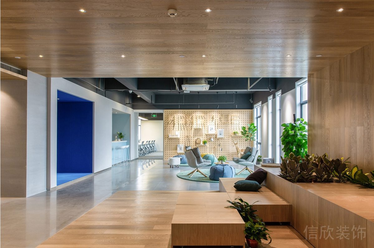 原木可移動式座椅設(shè)計暖色調(diào)設(shè)計打孔板裝修辦公室休息區(qū)效果圖