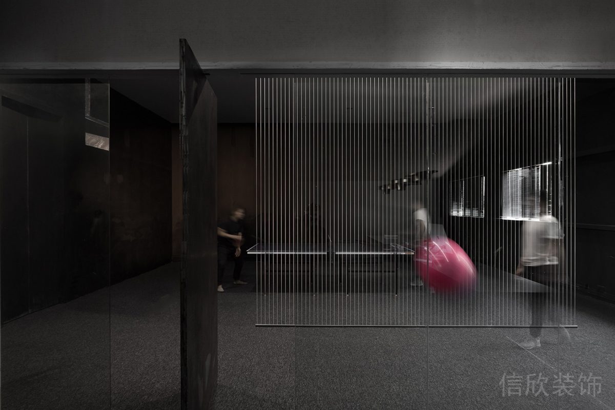 專業(yè)乒乓球桌搭配可翻轉式原木門板體適能健康休息區(qū)