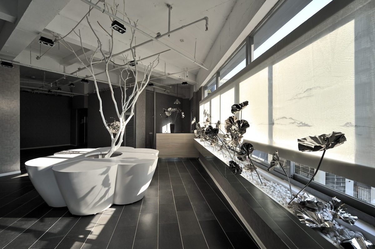 裝置藝術設計感辦公室休息區(qū)大廳過道裝修荷花雕塑效果