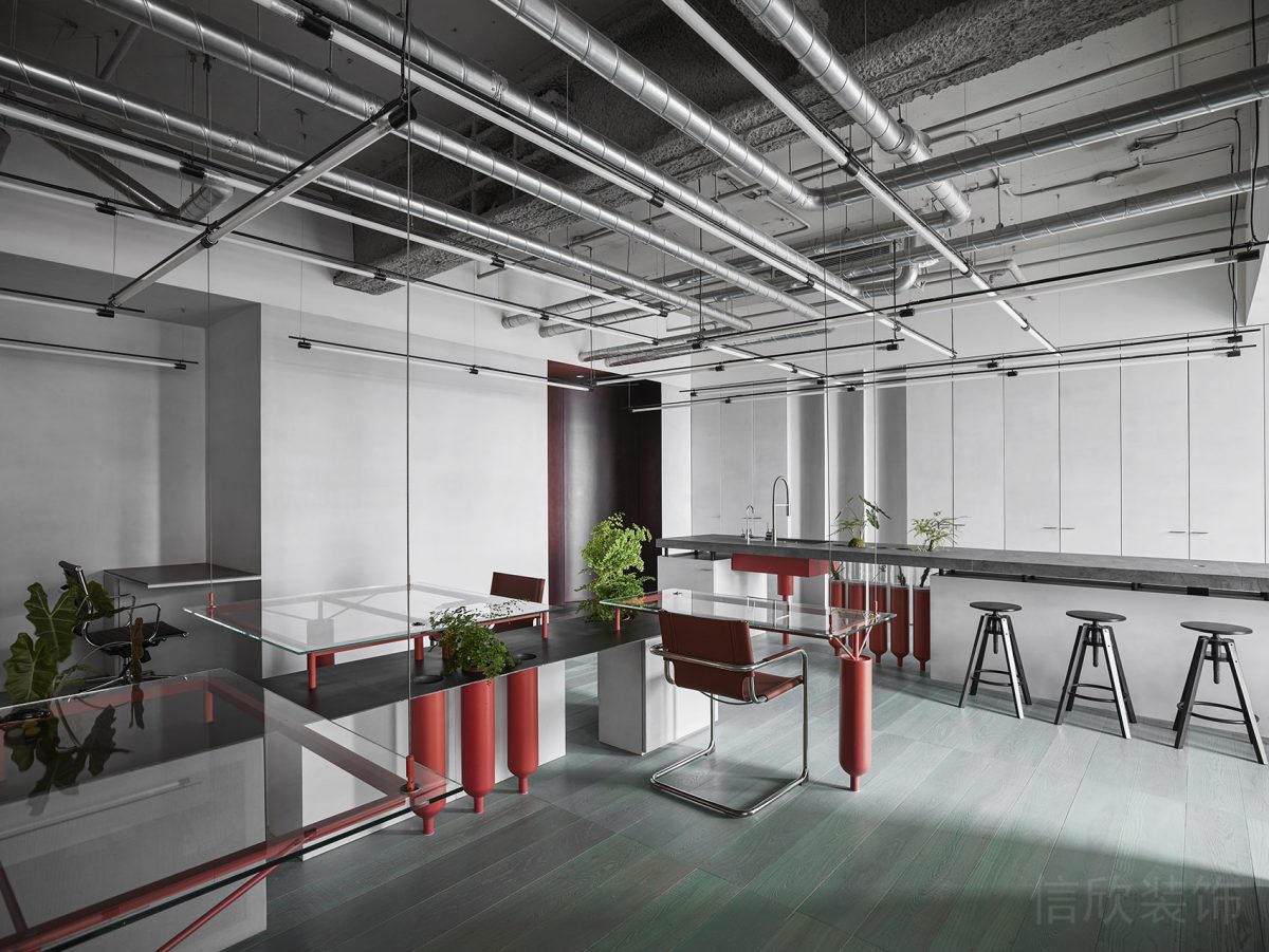 玻璃工作桌裝修紅色金屬效果工業(yè)風(fēng)直線式長(zhǎng)桌辦公室設(shè)計(jì)工位