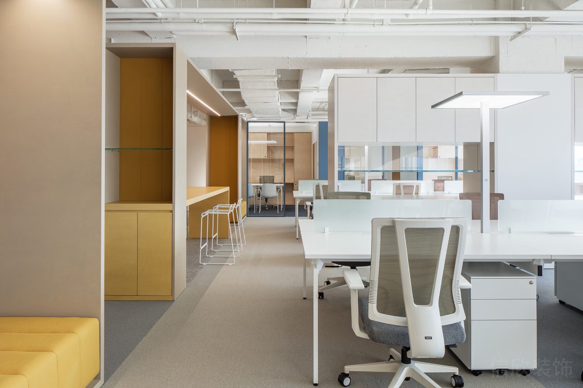 白色工位裝修直線式簡約風玻璃隔斷效果燈飾可調節效果辦公室