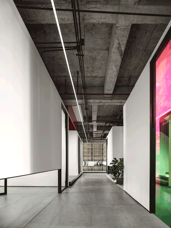 彩色玻璃視覺設(shè)計(jì)多角度光澤過道工業(yè)風(fēng)黑白色調(diào)墻體隔斷裝修