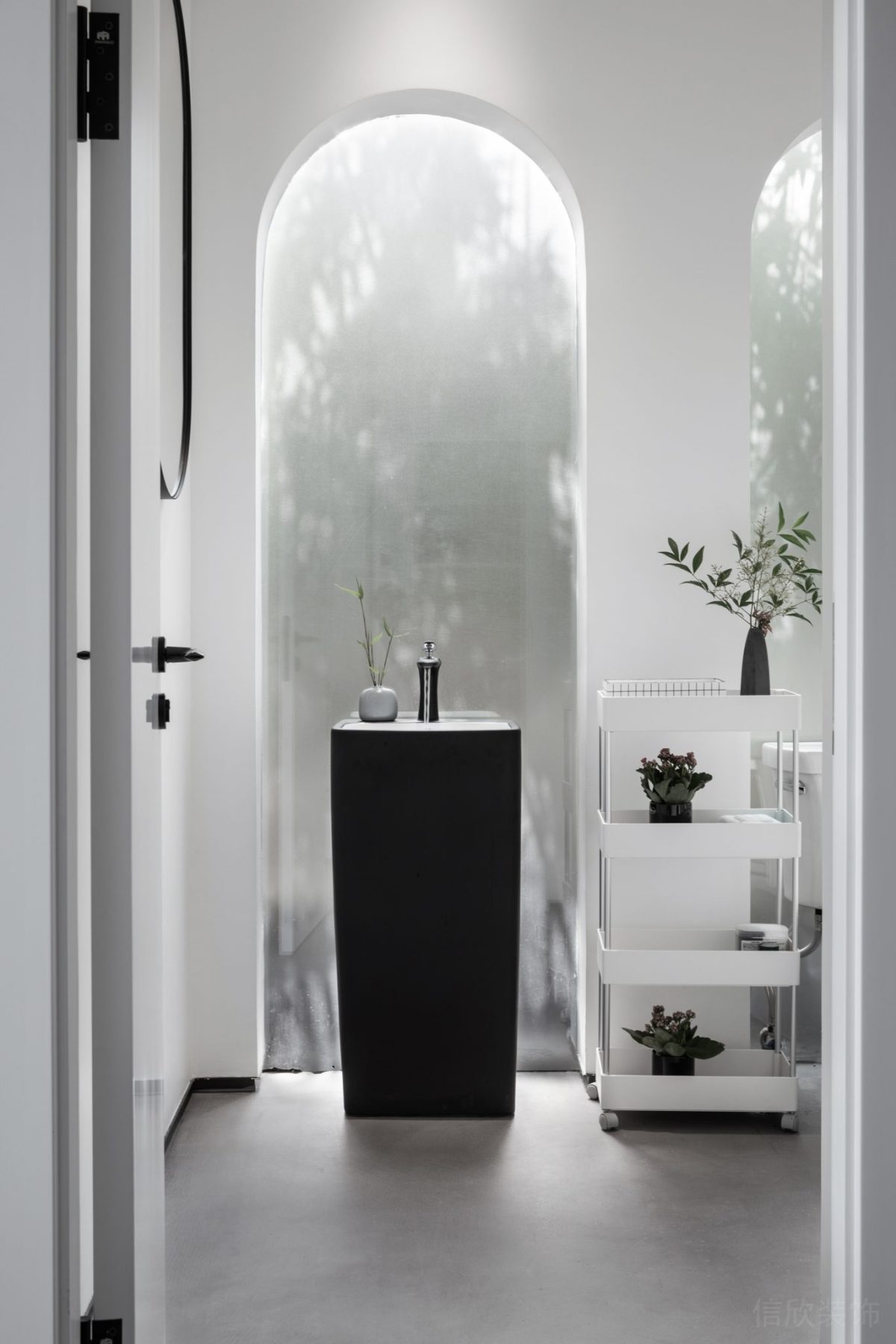 拱形玻璃隔斷設(shè)計(jì)效果裝修黑色儲(chǔ)物臺(tái)簡(jiǎn)約辦公室設(shè)計(jì)效果圖