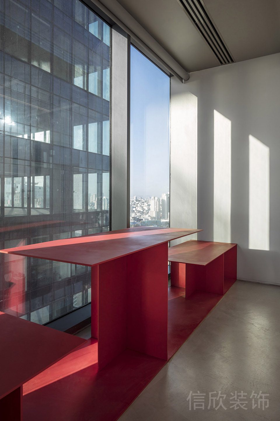 紅色極簡風(fēng)矩形桌椅設(shè)計(jì)高透落地式玻璃裝修辦公室休息區(qū)裝修效果