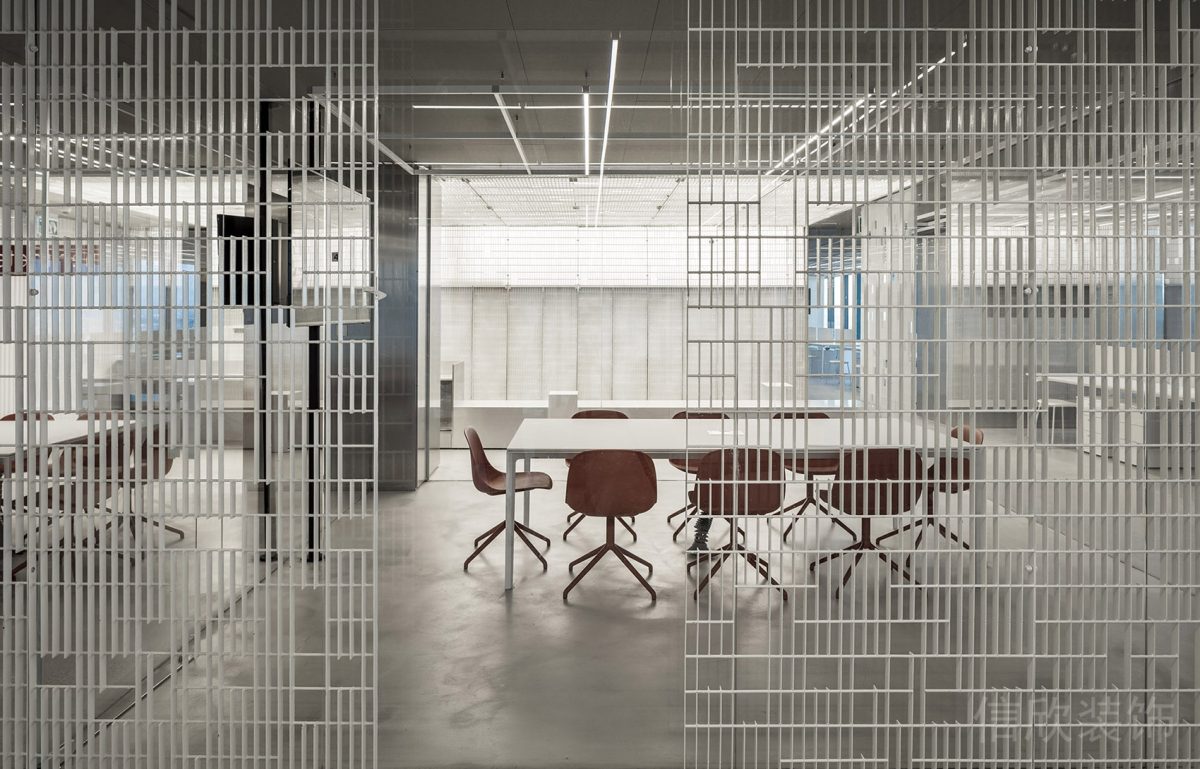 紅色極簡(jiǎn)風(fēng)座椅裝修白色桌板裝修辦公室會(huì)議室裝修設(shè)計(jì)