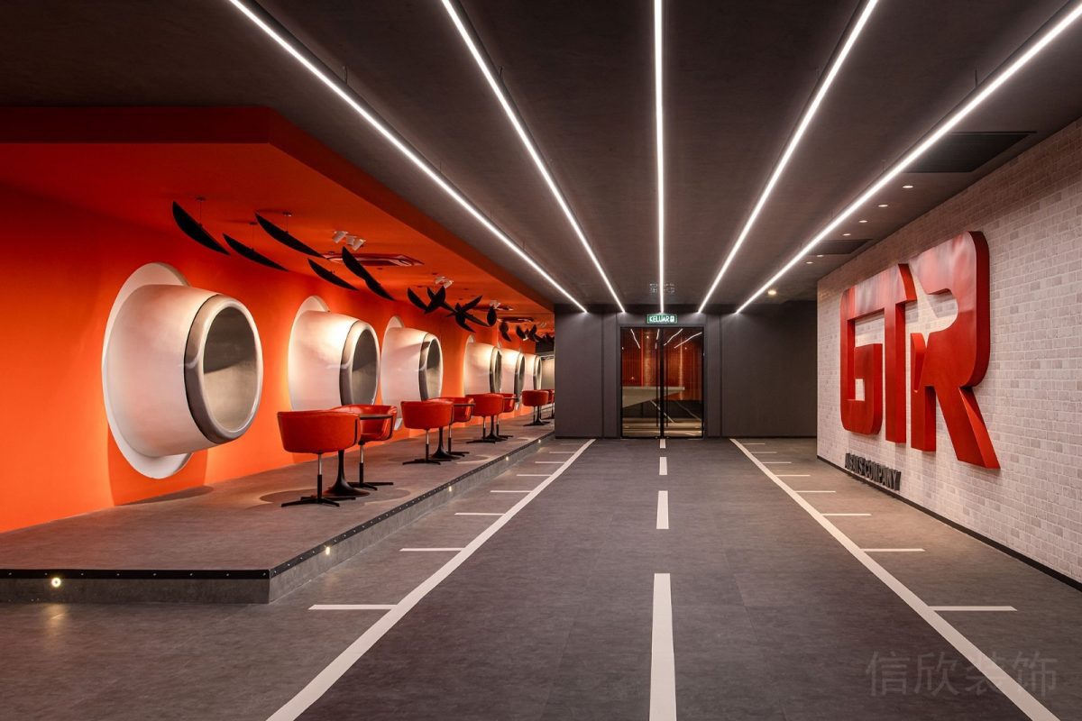 紅色沙發(fā)設(shè)計(jì)地臺直線式灰色調(diào)工業(yè)風(fēng)辦公室走廊裝修圖