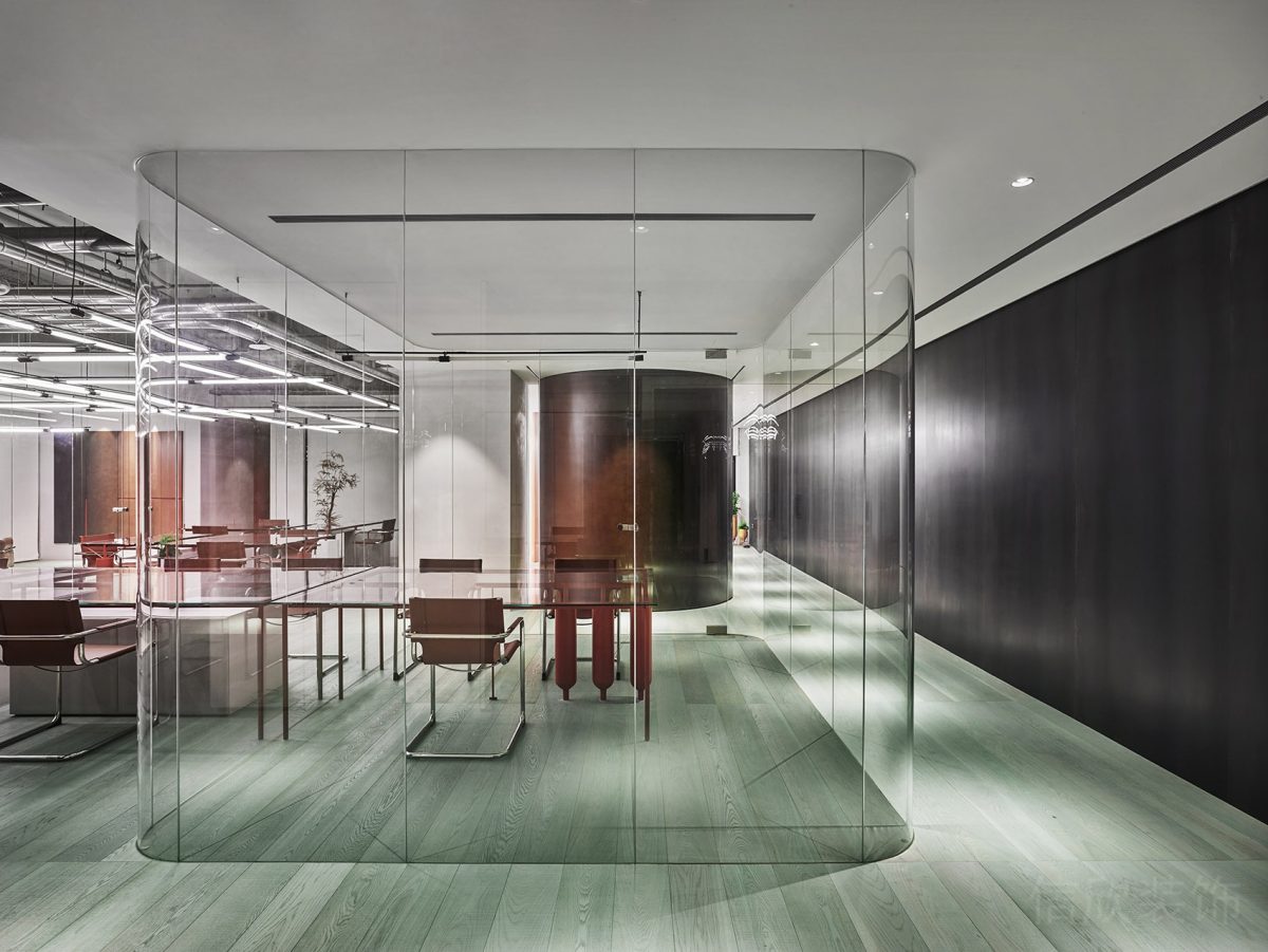 環(huán)形高透玻璃圓形弧線設(shè)計會議室裝修設(shè)計綠色實木地板