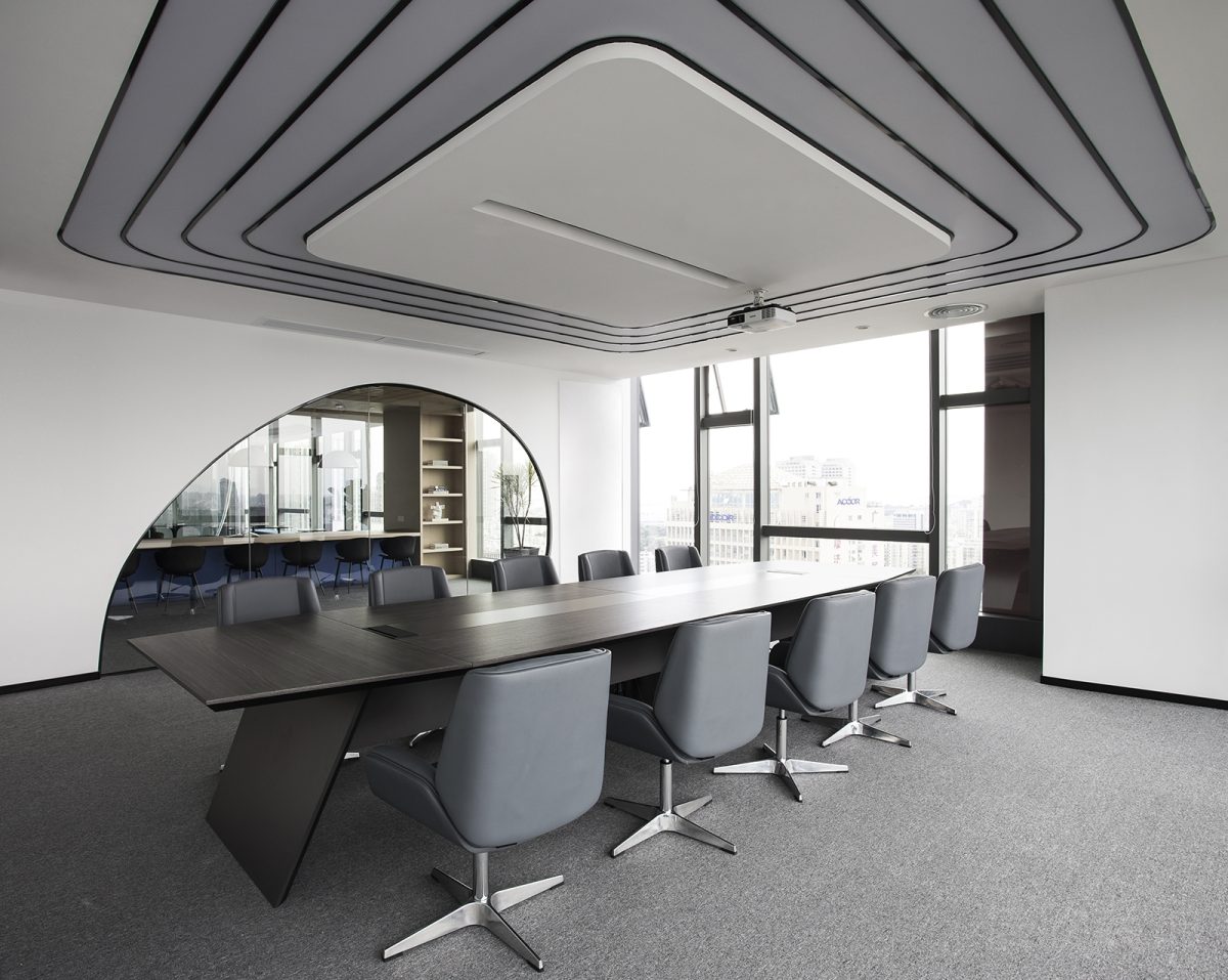 環(huán)形灰色調(diào)辦公室裝修會議室深色木飾面裝修效果拱形過道設(shè)計鏤空隔斷