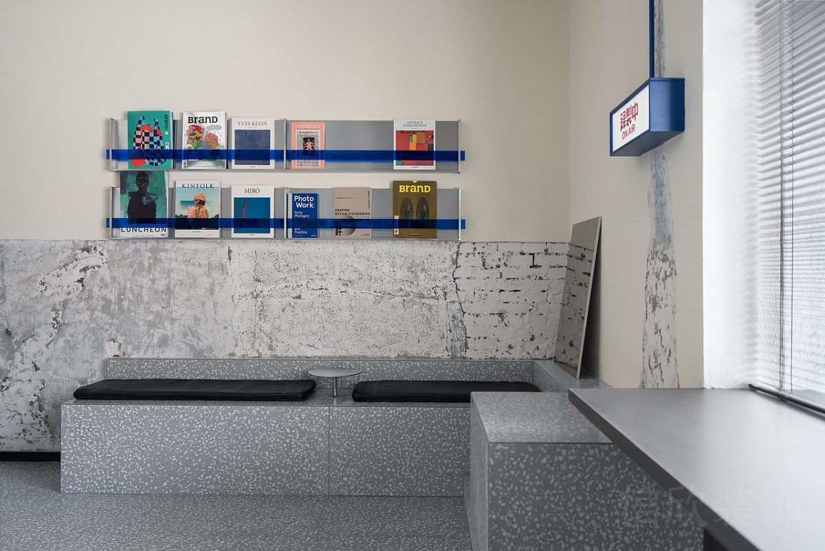 藍(lán)色隔斷直線式儲(chǔ)物置物架設(shè)計(jì)水磨石2地板裝修半墻灰色石板效果裝修