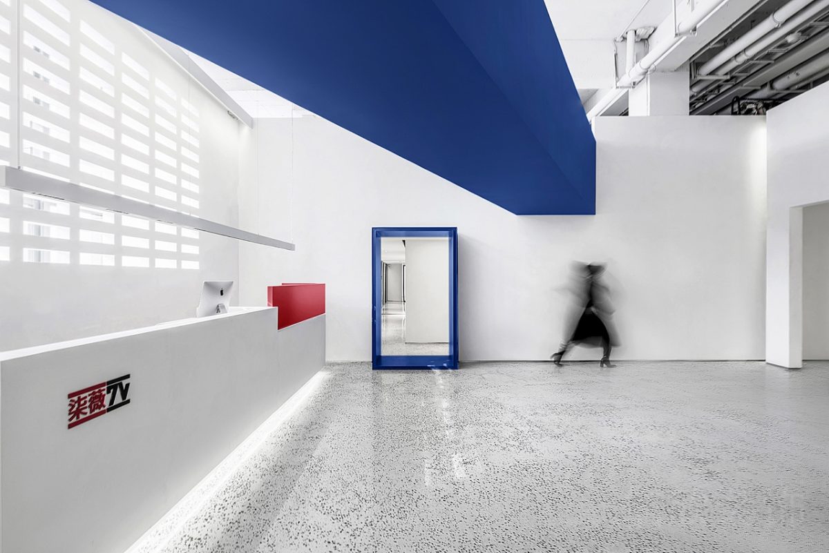 藍(lán)色直線式過道水磨石瓷磚地板直線led燈帶前臺區(qū)設(shè)計辦公室