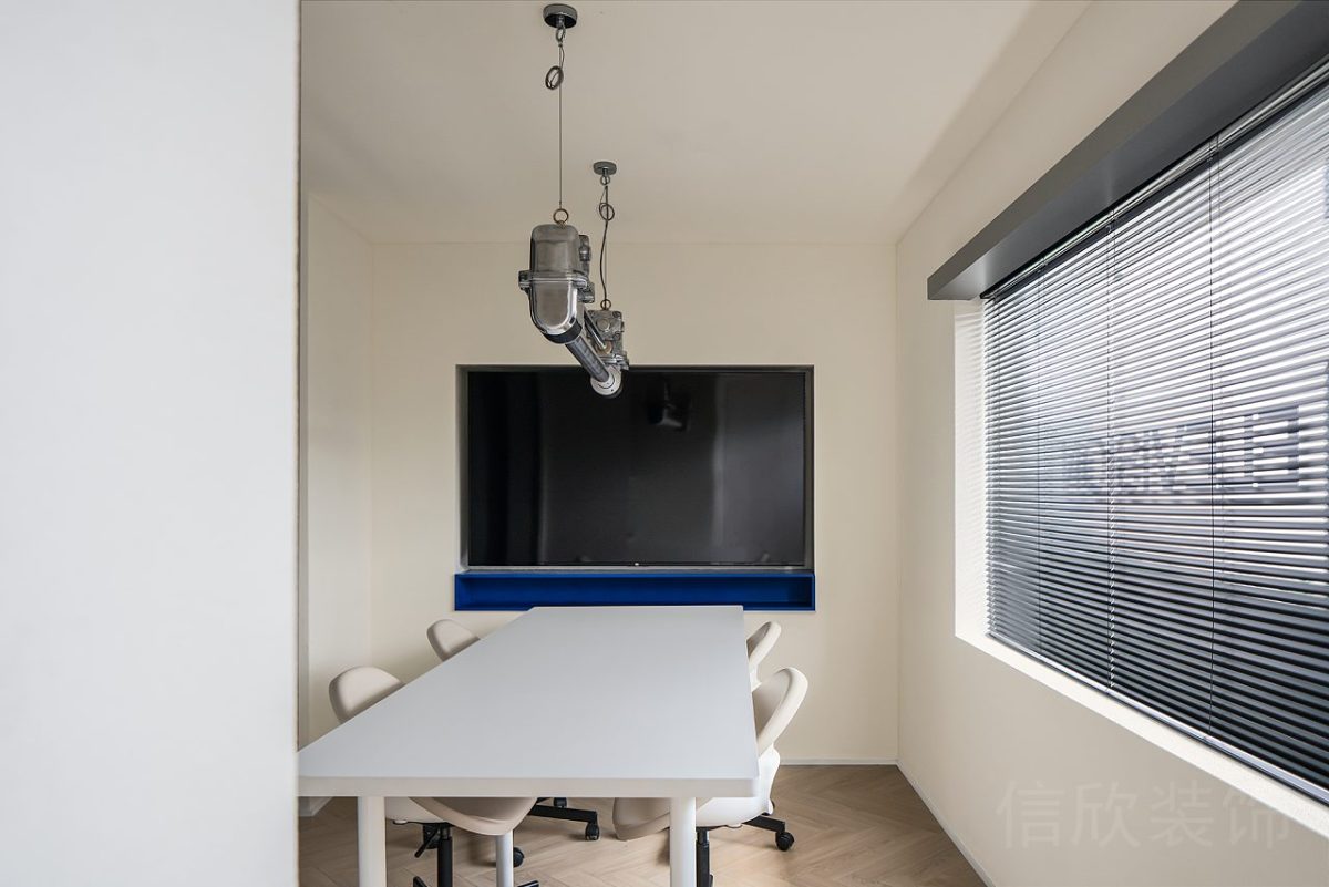 天花金屬吊頂燈飾設(shè)計(jì)直線(xiàn)式白色長(zhǎng)桌效果內(nèi)嵌式顯示屏效果