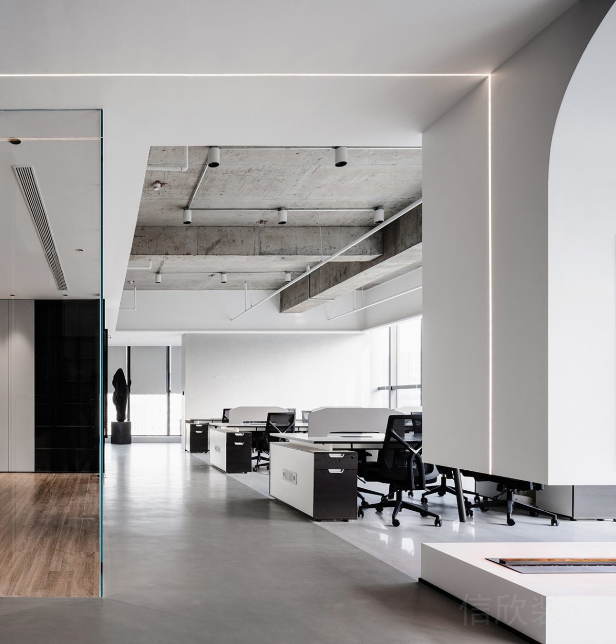 現(xiàn)代簡約風(fēng)辦公室射燈天花墻磚裸露效果辦公室pvc地板過道效果圖裝修