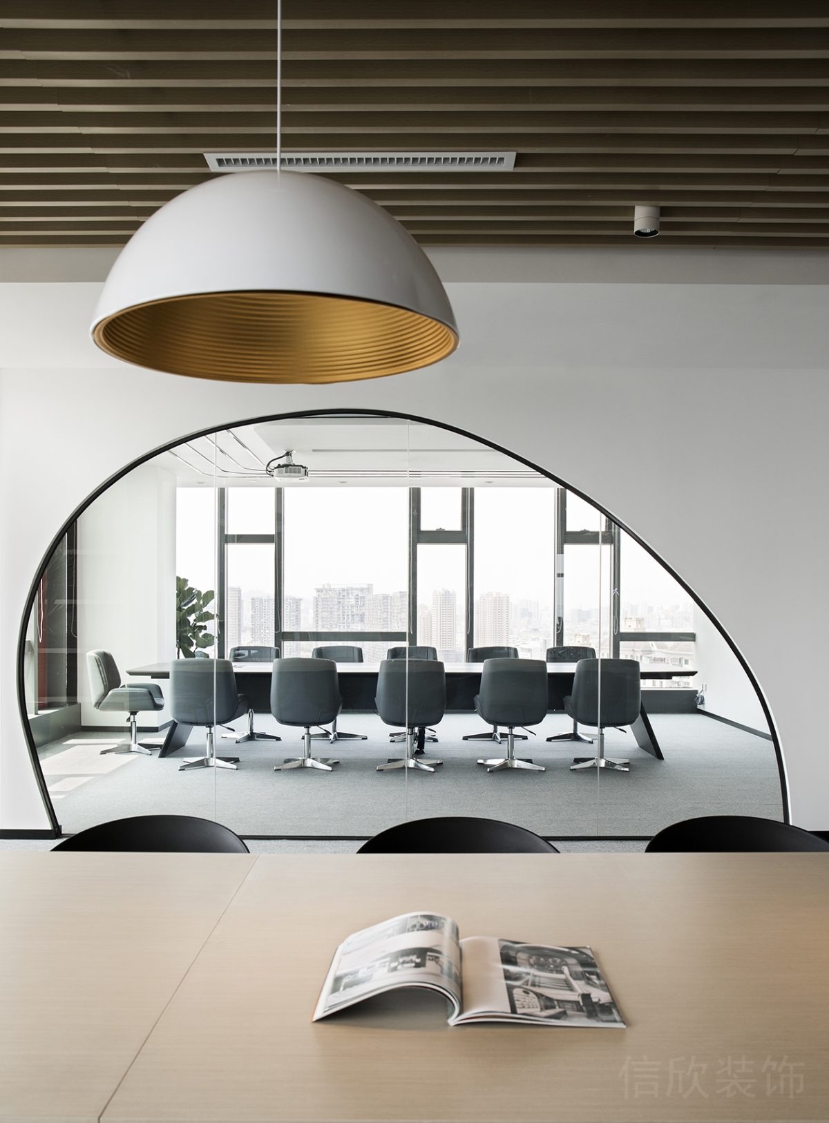 圓形金屬天花吊頂效果直線式會議室木飾面設(shè)計圖辦公室