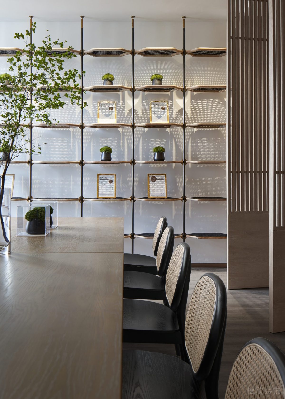 直線式長(zhǎng)桌裝修日式簡(jiǎn)約風(fēng)竹編墻體收納柜效果辦公室