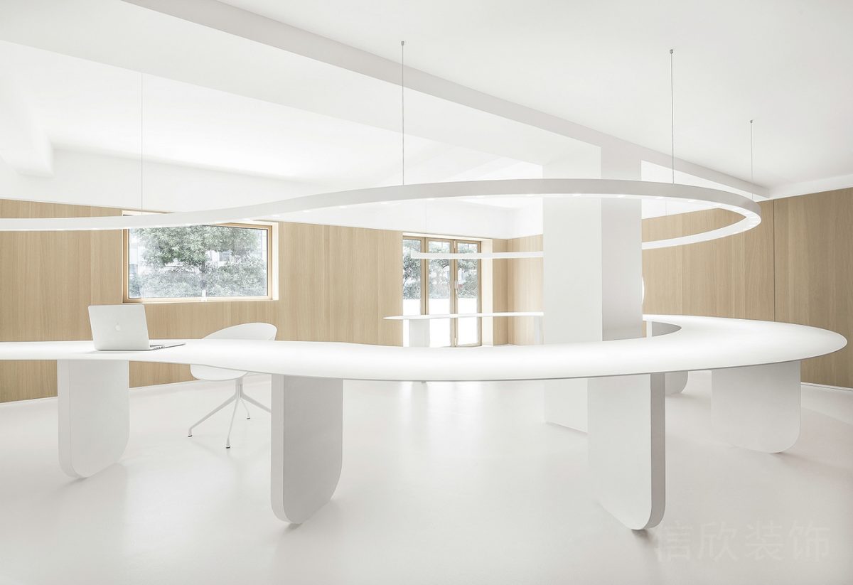 白色弧線設(shè)計效果工作桌設(shè)計效果圓角效果實木墻體效果辦公室
