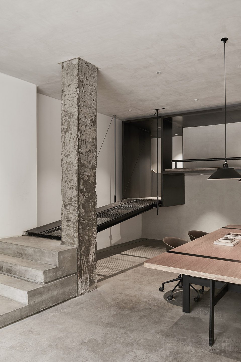 簡約工業(yè)風辦公室裝修過道設(shè)計水泥灰設(shè)計木質(zhì)效果天花吊頂黑色燈飾設(shè)計辦公室