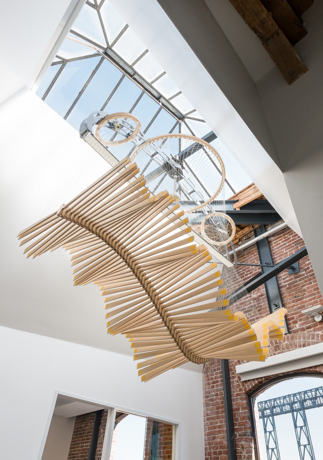 木飾面天花吊頂鏤空設(shè)計裝修復(fù)古紅墻設(shè)計深圳辦公室裝修設(shè)計