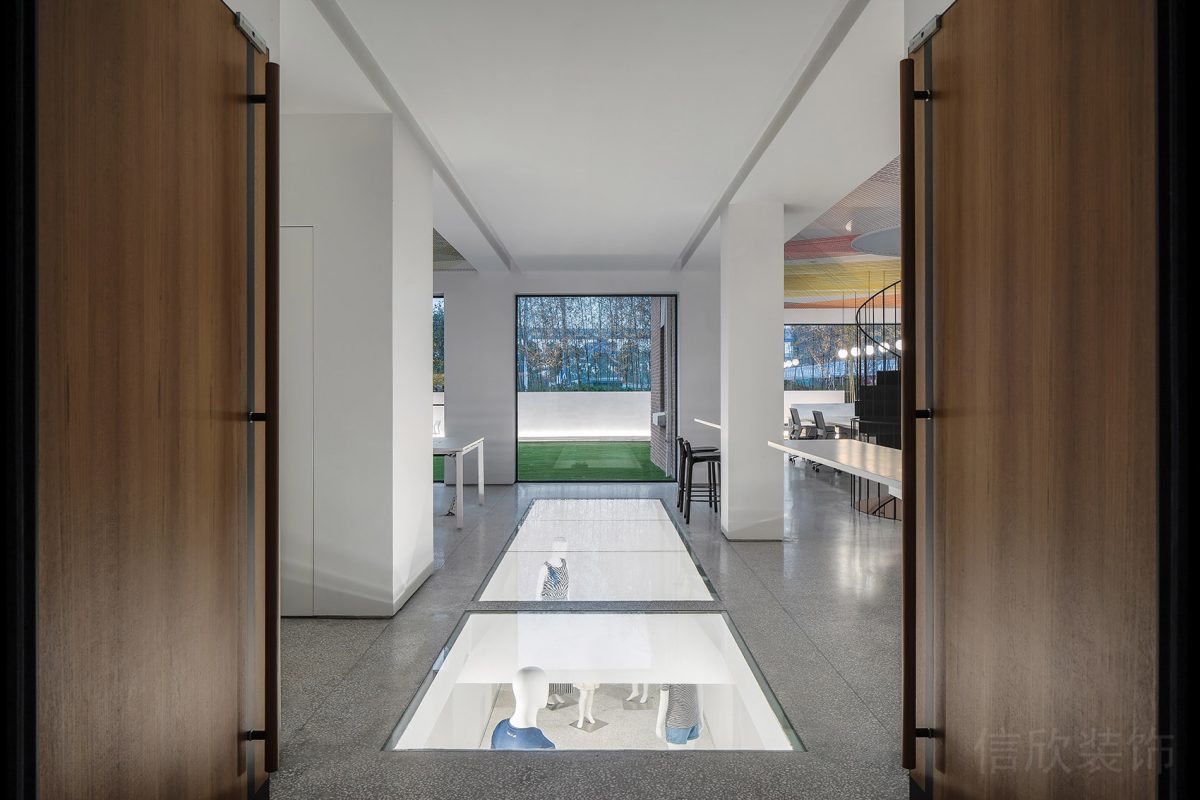 水磨石地板過(guò)道設(shè)計(jì)木質(zhì)平推門裝修玻璃隔斷效果