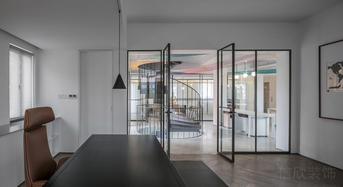 旋轉(zhuǎn)樓梯過(guò)道玻璃平推門設(shè)計(jì)總裁辦公室裝修效果黑色工作桌設(shè)計(jì)圖